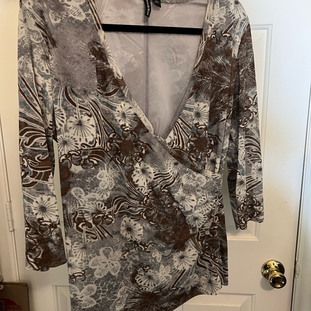 Essentials by Milano v-neck cross over top